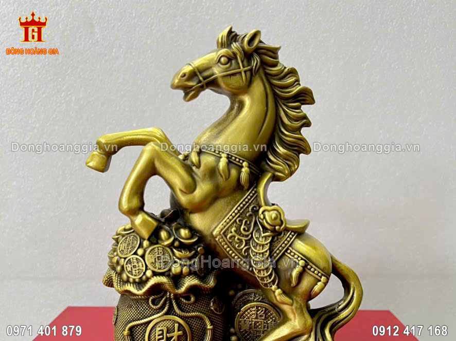 Từng đường nét họa tiết trên pho tượng ngựa được chạm khắc tỉ mỉ